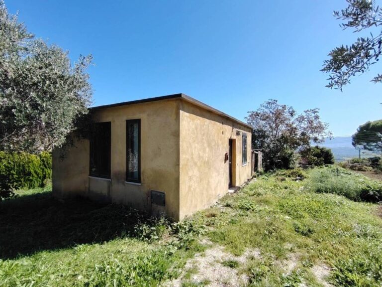 Casa indipendente a Castel Ritaldi — € 65.000