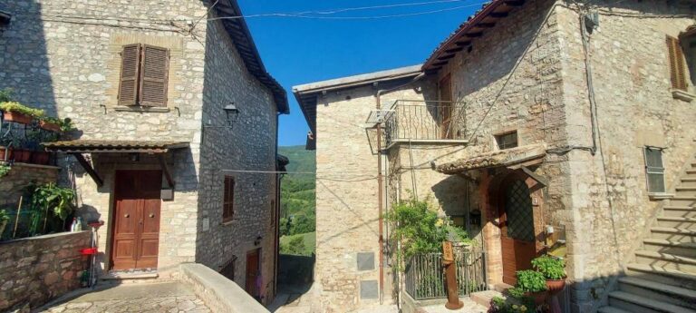 Casa indipendente a Sant’Anatolia di Narco — € 74.000
